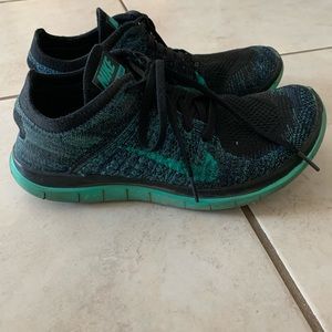 NIKE fly knit shoes size 8.5 good condition